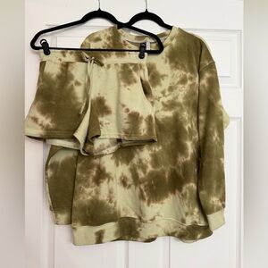 Goosebumps tied dyed oversized sweatshirt and short set | Size Medium